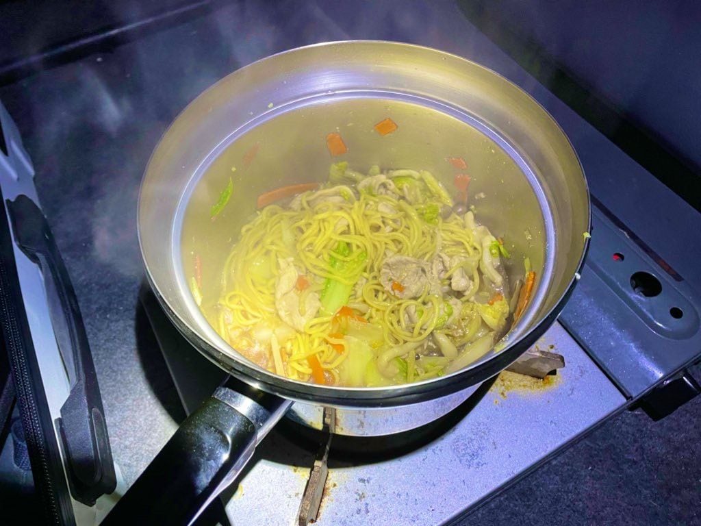 釣り場で食べるラーメンは美味い