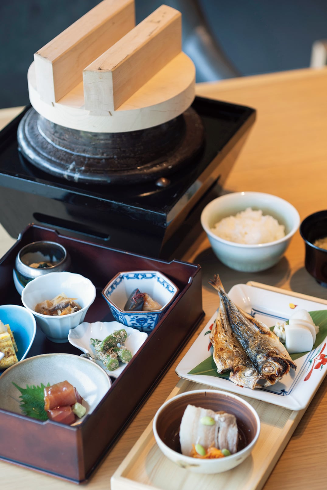 和食膳の朝食は、強羅の銀豆腐、小田原産十郎梅、鰺の干物など伊豆半島の幸を釜炊きご飯と。