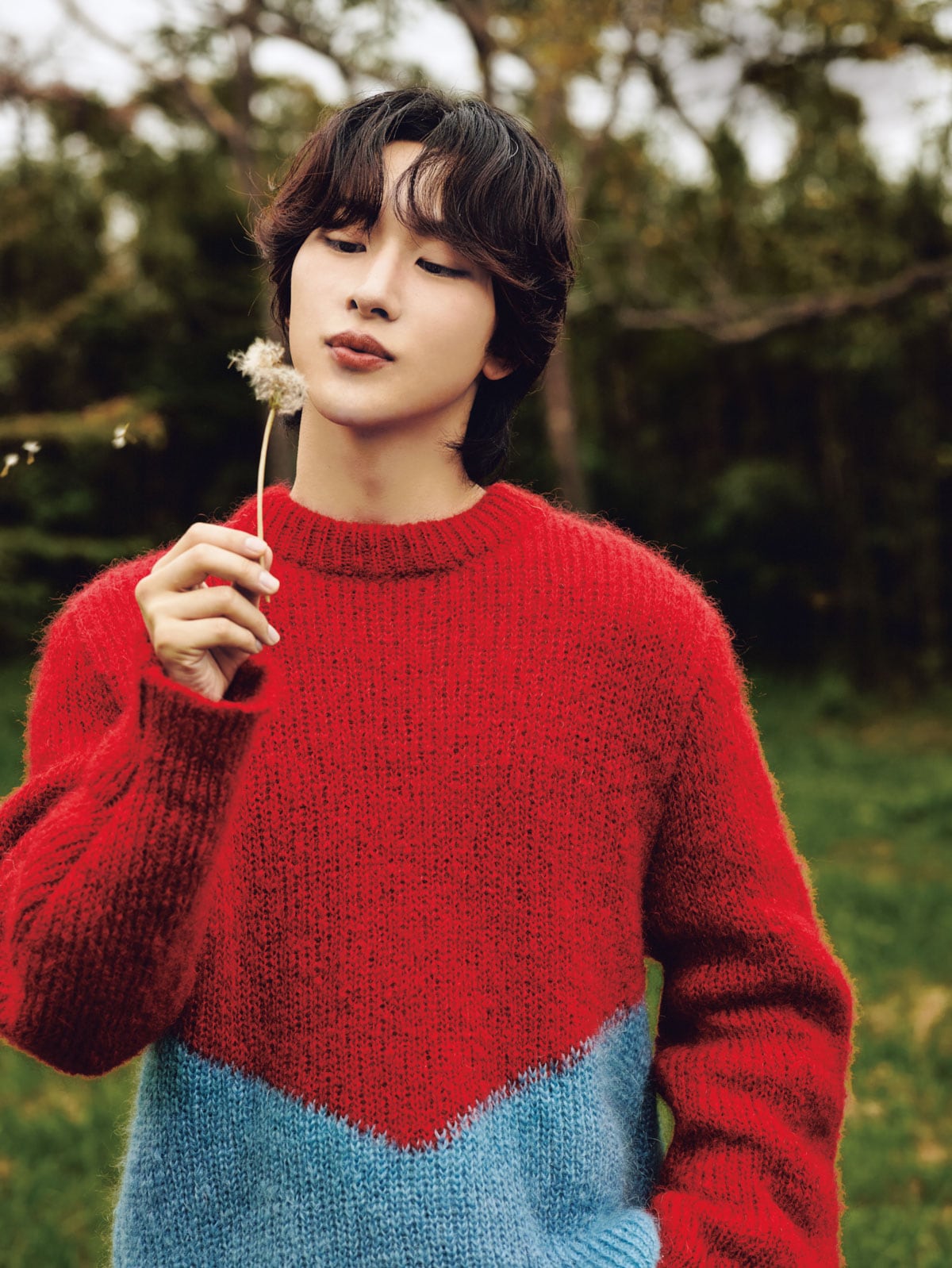 HIROMUさん。ニット 308,000円、パンツ 231,000円、シューズ 176,000円／ジル サンダー（ジルサンダージャパン）