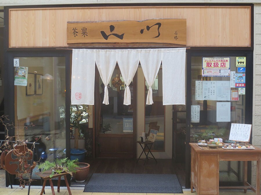 菱屋町商店街にあるお店は、白い暖簾が目印。