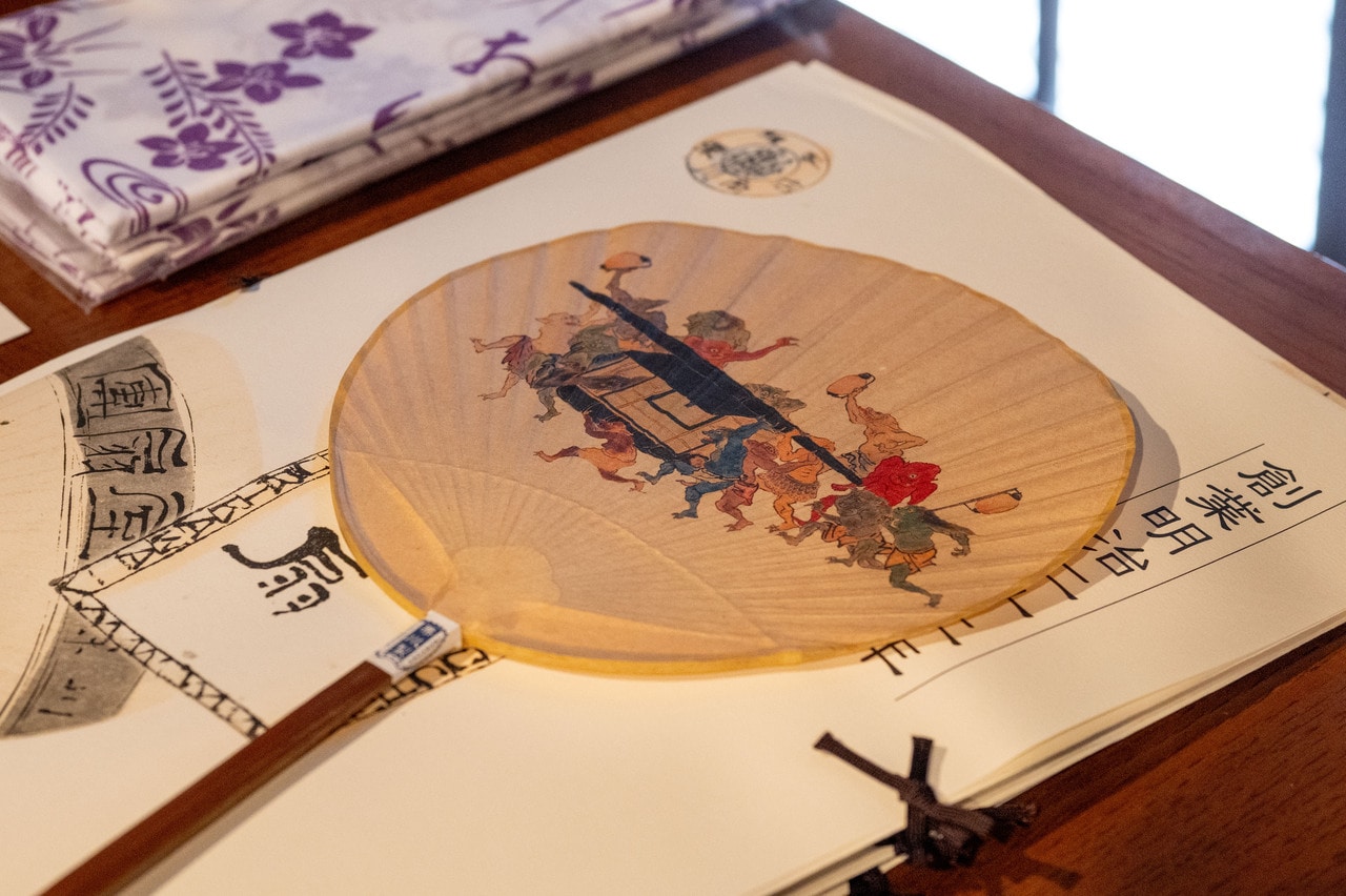 妖怪絵巻の1コマが描かれた渋うちわはマストバイ。100年持つといわれる伝統工芸品。