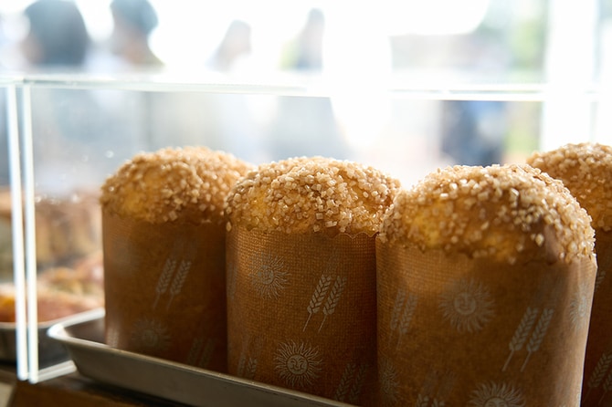 卵と牛乳をふんだんに使ったリッチなパン「パネトーネ」(380円)。