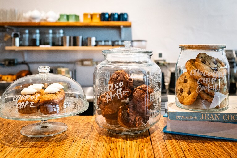 「ノベルズ」では、マフィンやケーキをはじめ、スープやパン、コーヒー、クラフトビール、ナチュールワインなど飲食を楽しみながら、読書ができる。