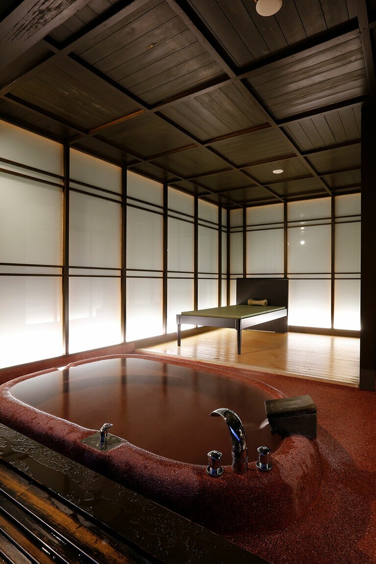 湯宿 草菴［島根／出雲 湯の川温泉］「紫雲閣」の客室「吉」の半露天風呂。