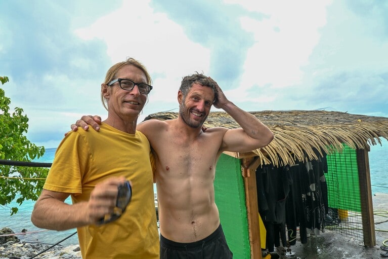 日本を2カ月間旅したヴィンセントさん（左）とダイブマスターのアレックスさん（右）。