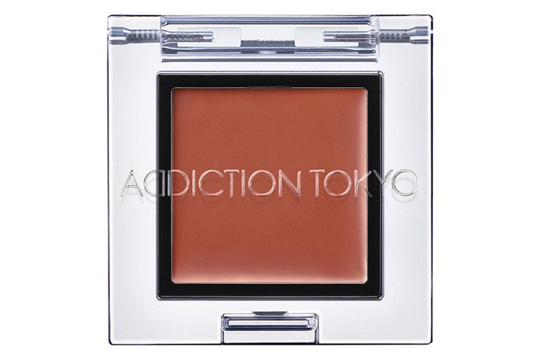 バームのような質感で素肌を透かし、濡れたようなツヤのある目もとに。TINT 001T ALTAMIRA 全6色 各2,000円。