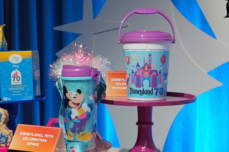 70周年記念デザインポップコーンバケット＆ドリンクホルダー。