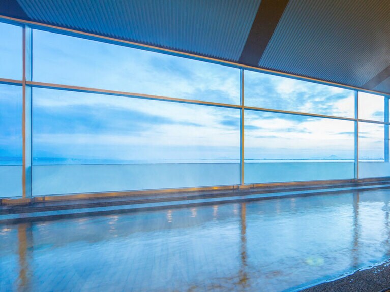 「瑠璃温泉 るりの湯」の大浴場。