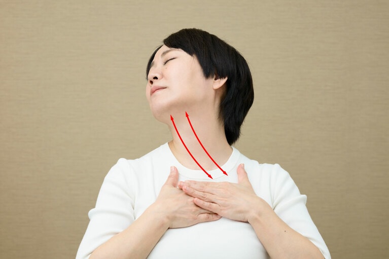 同じく鎖骨を押さえたまま、右上を向いて5秒キープ。