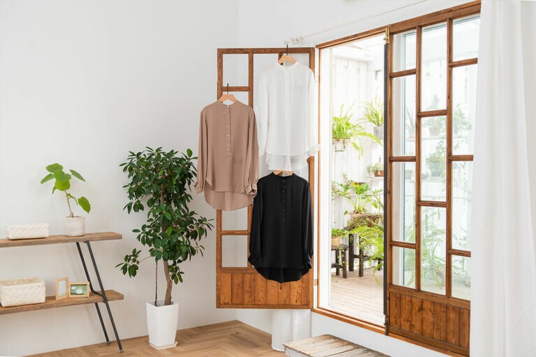 防汚撥水シリーズ バンドカラーシャツ：5,490円／シャツワンピース：6,990円。