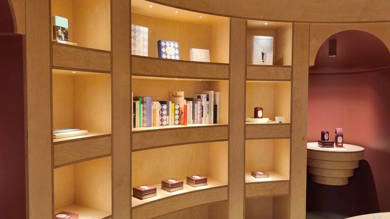 本棚に並べられている菱形模様が入った青い箱がラングドシャ。