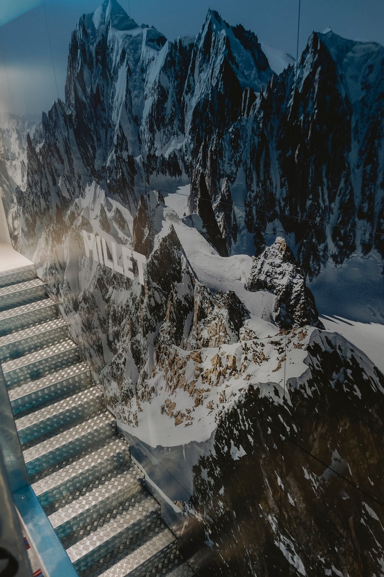 そして、外と中をつなぐ役割となるのが階段。スティール素材を使った工業的なデザインで、アルプスの山小屋の外観を象徴している。階段横には、イタリアのグランド・ジョラスから振り返った際に望める大迫力のモンブランが壁一面に描かれている。