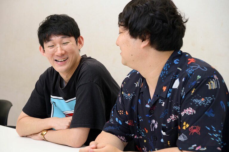 インタビューに答えてくれた、ロングコートダディのおふたり。