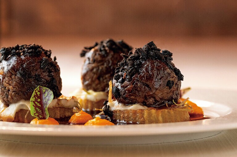 低温でじっくり火入れしたビーフリブのミートボール。カリフラワーと人参のピュレを添えて。1,650トルコリラ。