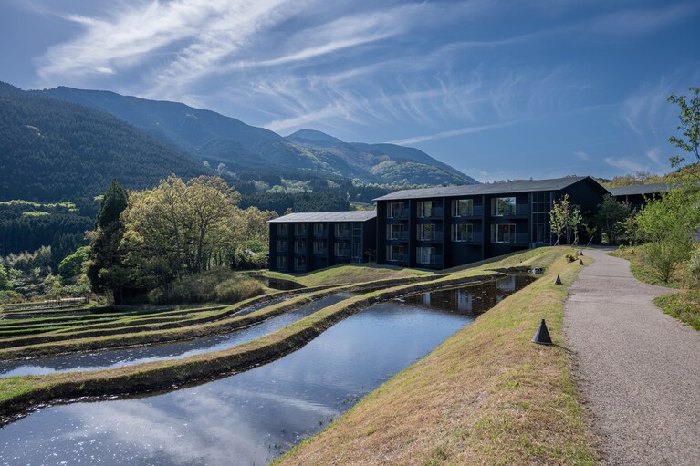 棚田の畔の散策道から眺める光景も美しい。