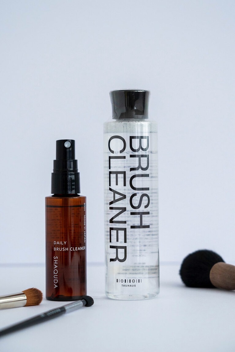 藤岡さん愛用のクリーナー。左から「シャクダ デイリーブラッシュクリーナー」 2,200円と「タウハウスブラシクリーナー 」1,650円。