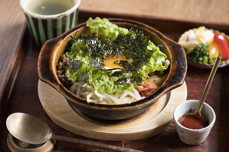 土鍋に入れたビビンパ鍋。食材を包み込むようにじんわりと熱が伝わり、食材のおいしさを引き出す。