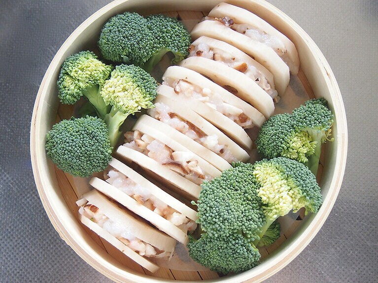 周りにブロッコリーを置き、10分加熱して蒸す。