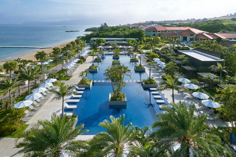 リゾートを象徴する“ビーチサイドプール”を中心に、楽園空間が広がります。