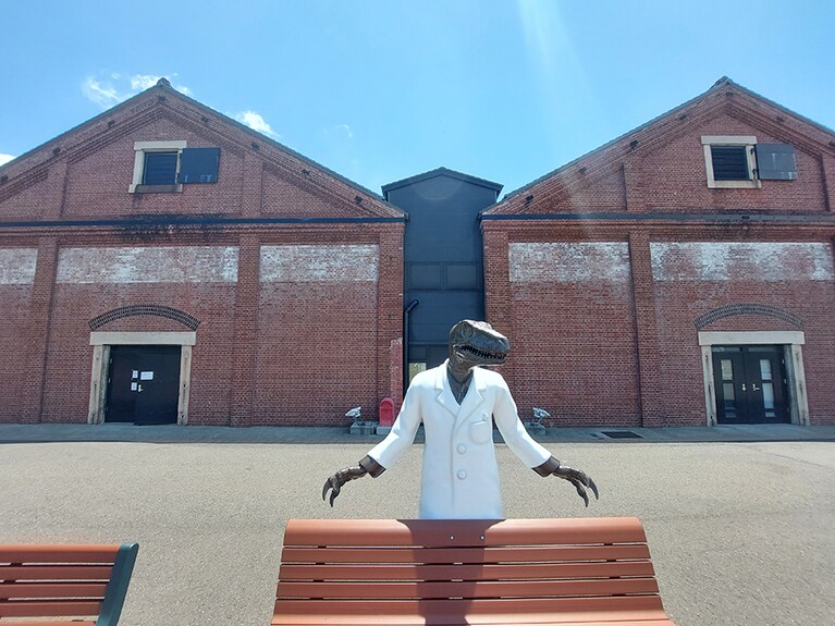 福井県といえば「恐竜王国」。敦賀港の赤レンガ倉庫にも「恐竜博士」が。