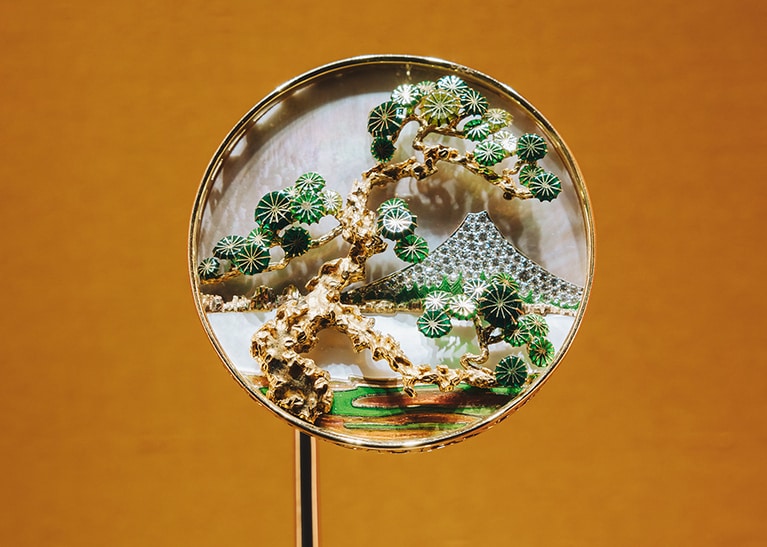 ホテルのシンボルは、1970年代に発表された「マウント・フジ ブローチ」。40階のギャラリーに展示されている。