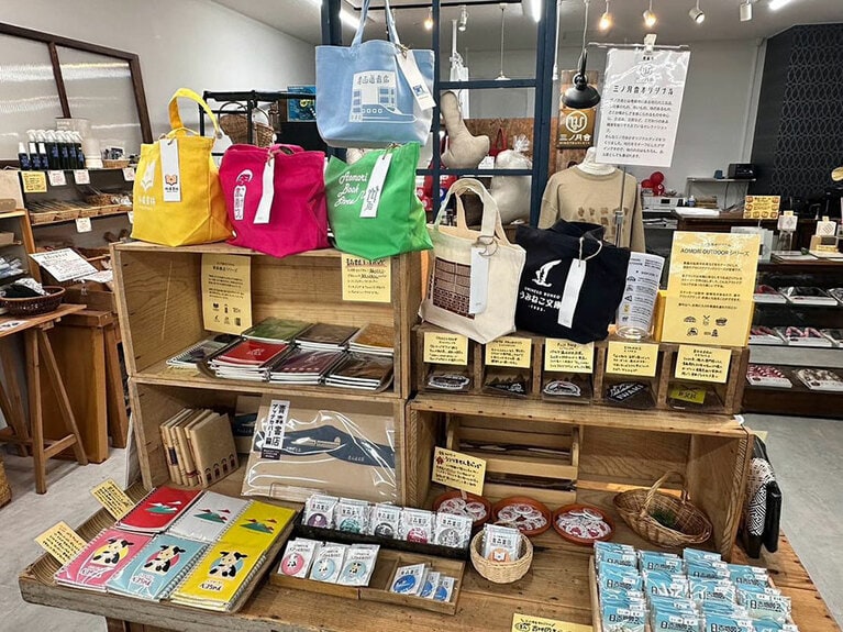 架空の書店のほかに、架空のアウトドアショップも。それぞれの架空ショップは創業年やスローガンまで設定されている。