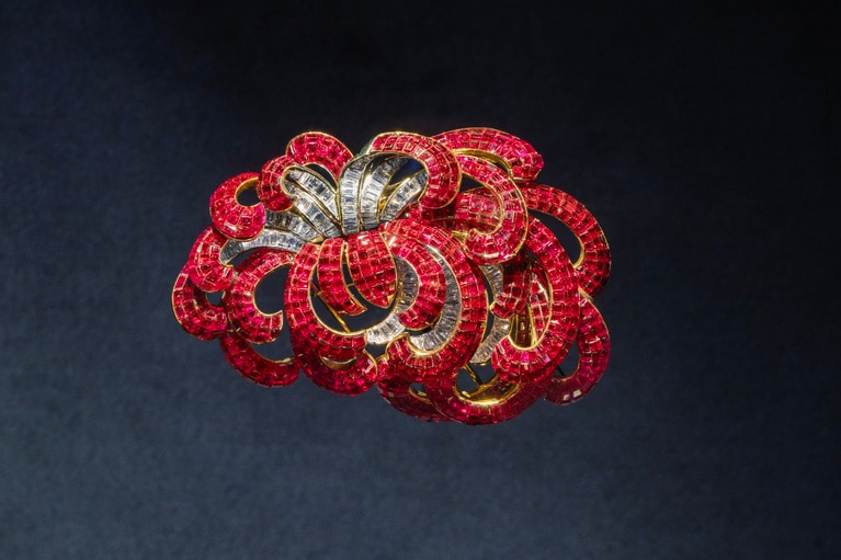 クリサンセマム クリップ　1937年　プラチナ、イエローゴールド、ミステリーセット ルビー、ダイヤモンド ©Van Cleef & Arpels