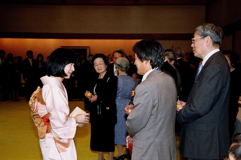 ご結婚を前に、紀宮さま（当時）を囲むお祝いの茶会が皇居・宮殿で催された　宮内庁提供