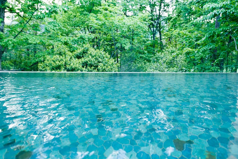 昼間はあざやかな緑が目の前に。夜は、きらめく星空の下でゆったりと。