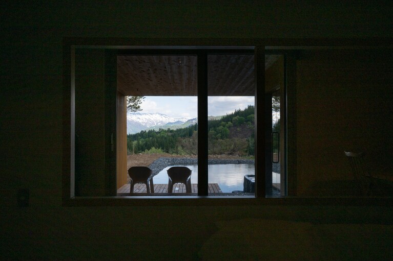 ベッドルーム、リビング、アウトドアリビングの3ゾーンに分かれている「露天風呂付き Viewコーナースイート」。専用テラスには小さなヒノキの露天風呂が。