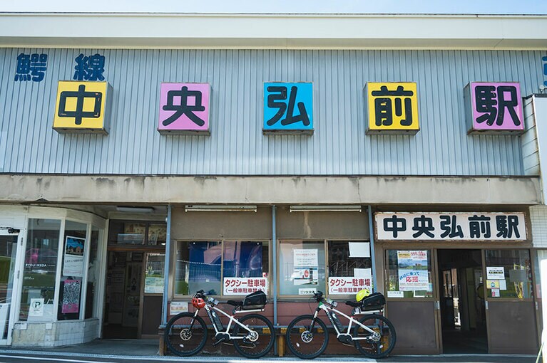 電動アシスト自転車はもちろん、ヘルメットやスマホホルダーモバイルバッテリーなどもついているので、らくちん快適。