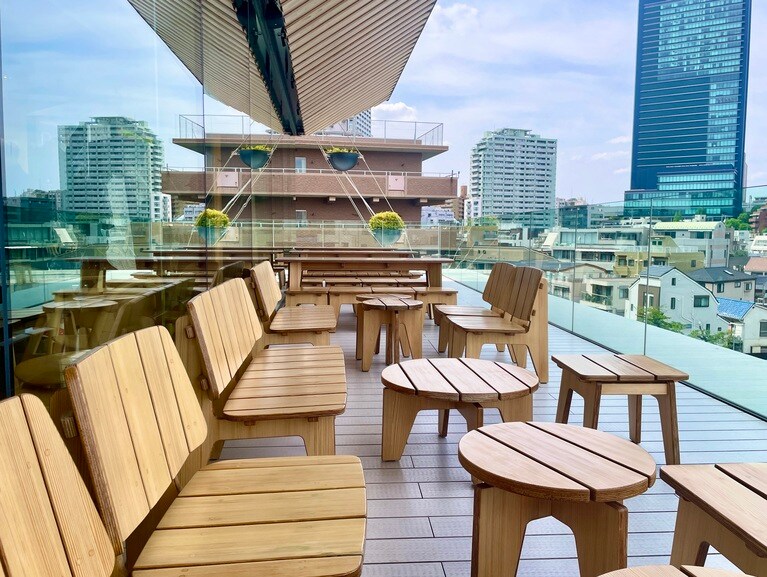 4階のテラスで楽しむのもおすすめ。ロースタリー 東京では、館内で購入したフードやドリンクをどのフロアでも自由に味わうことができます。「プリンチ®」のピザなどをテイクアウトして、テラスでドリンクと一緒に楽しむのも◎。
