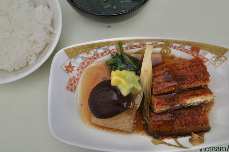 メインディッシュは生姜が効いた鰻で、ごはんが進む。