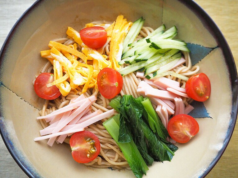 冷やし中華風に、錦糸卵、きゅうり、ハム、茹でた小松菜プチトマトをトッピング。
