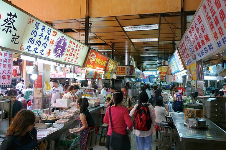 城隍廟の境内では新竹名物のビーフンや肉団子スープなどが楽しめます。