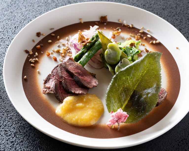 替鉢　野鴨のロースト、博多和牛のステーキ、タロッコオレンジのソース、季節野菜の盛り合わせ。