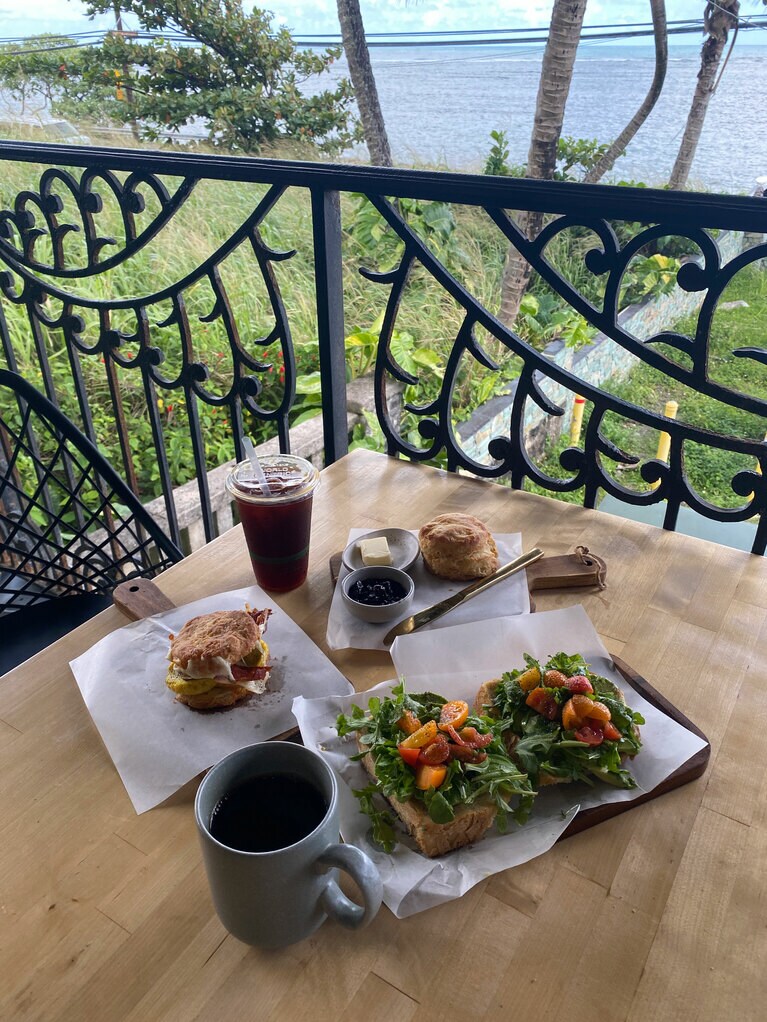 東海岸の海が目の前に。ペイストリーや軽食もすべて手作りでいい感じ。