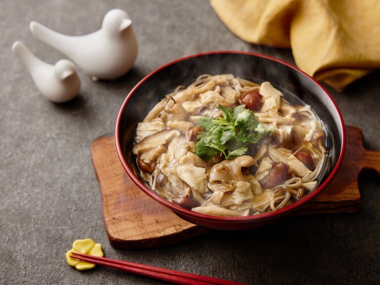 「はとまちベース Cafe & Shop」では、湯葉きのこあんかけ蕎麦も提供。