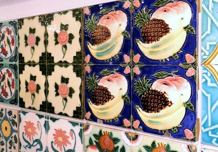 マジョリカタイルはイギリスの「ヴィクトリアンタイル」を模倣して作られたもの。主に台湾やシンガポール、インドなどに輸出されていました。