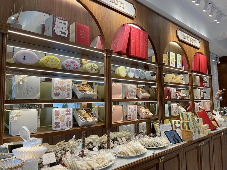 小さな店構えながらも、壁の棚には商品がずらりと並んでいます。