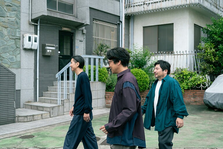 メジャーデビューから25周年を迎えるくるりの3人。