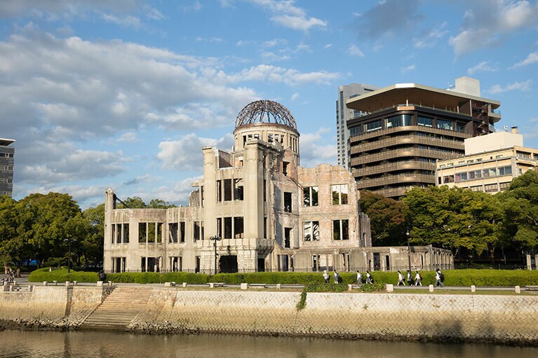 被ばく当時の姿をとどめる原爆ドーム。