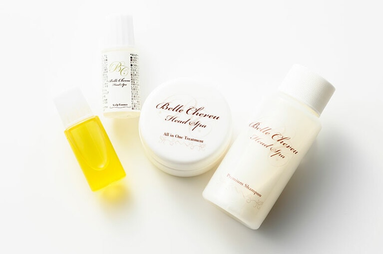 サロンで買えるヘアケアセット 2,400円(税込)。「ベルシュヴーヘッドスパ・プレミアムシャンプー」「ベルシュヴーヘッドスパ・オールインワントリートメント」「ベルシュヴーヘッドスパ・スキャルプエッセンス」「インカオイル・オーガニックホホバ」のミニサイズが入っている。
