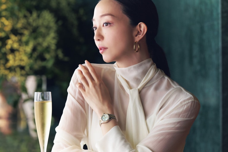 バーカウンターからノンアルコールのシャンパンやモクテル、ジュースが供される。