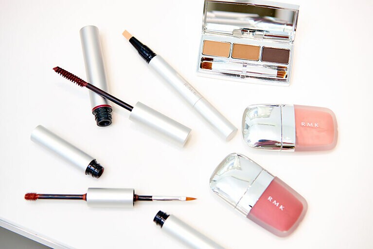 左下から時計回りに、「Wアイブロウカラーズ 04」「マットマスカラ N 04」「ルミナス ペンブラッシュコンシーラー 04」。右上から時計回りに「パウダーアイブロウ N」、「ストーンホイップアイズ 04」、「ストーンホイップアイズ05」。なお、コンシーラーは、このページのメイクでは単色使いです。