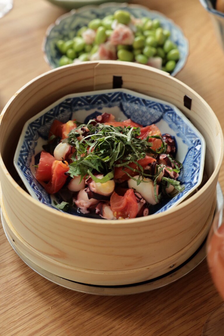 ＜山一＞のせいろにのせた＜コットショップ＞の器の中に食材を入れ、蒸し料理にしてそのままドン！ とテーブルへ置くだけ。