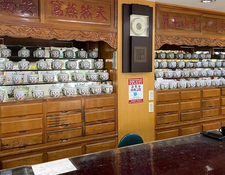 各種漢方薬がそろう薬棚。漢方薬としての調合も、もちろん可能です。