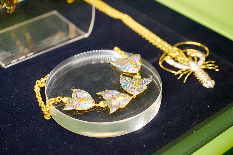 トロピカルフィッシュのチョーカーとザリガニのネックレス。