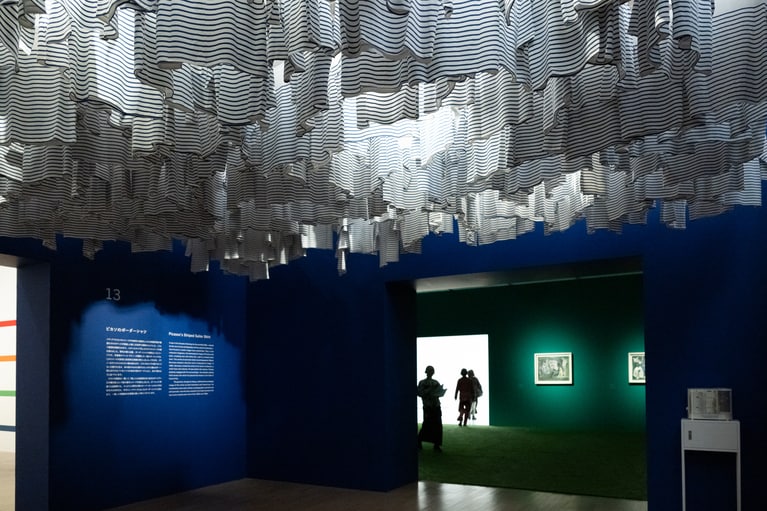 「ピカソ meets ポール・スミス 遊び心の冒険へ」 国立新美術館 2026年 展示風景。