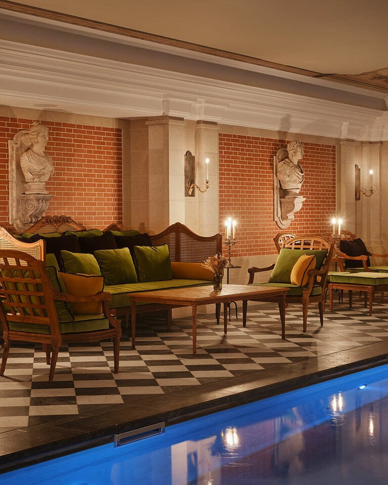 高級スキンケアブランド“ヴァルモン”とコラボしたスパの屋内プール。